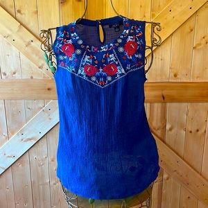 Short sleeved, embellished with embroidery, gauze shirt.